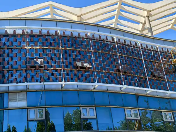 Building facade with decorative elements, using cable hanging mounting