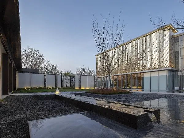 Modern building with a shimmering wall, via cable hanging mounting