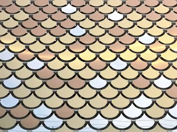 Scallop shaped reflective pieces, keel mounting