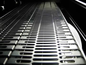 Le traitement de feuilles en acier inoxydable perforées avec des trous de fente d'extrémité ronde décalés